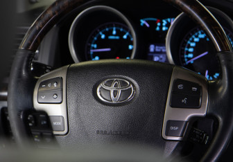 Подержанный автомобиль Toyota Land Cruiser Suv 2010 года (13 фото)