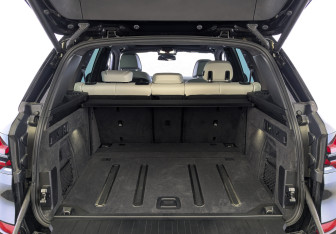 Подержанный автомобиль BMW X5 2025 года (10 фото)