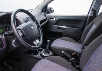 Подержанный автомобиль Ford Fusion 2006 года (10 фото)