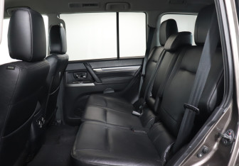 Подержанный автомобиль Mitsubishi Pajero 2012 года (10 фото)