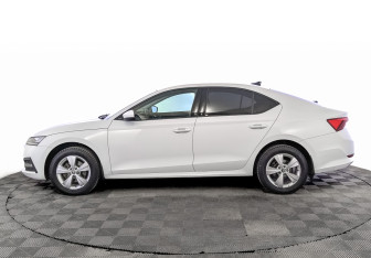 Подержанный автомобиль Skoda Octavia Liftback 2022 года (8 фото)