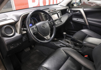 Подержанный автомобиль Toyota RAV4 2013 года (15 фото)