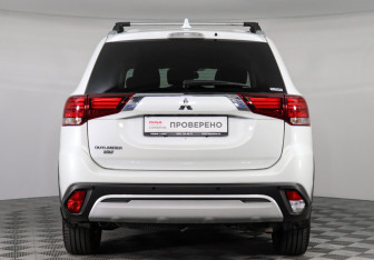 Подержанный автомобиль Mitsubishi Outlander 2021 года (5 фото)