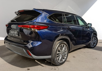 Подержанный автомобиль Toyota Highlander 2021 года (5 фото)