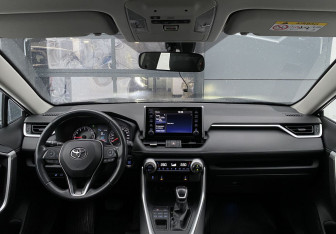 Подержанный автомобиль Toyota RAV4 2019 года (14 фото)