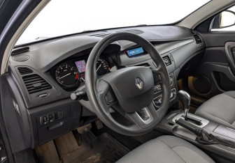 Подержанный автомобиль Renault Latitude 2013 года (15 фото)