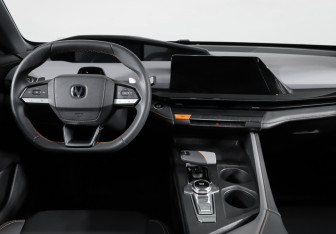 Подержанный автомобиль Changan UNI-V 2023 года (12 фото)