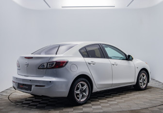 Подержанный автомобиль Mazda 3 Sedan 2010 года (5 фото)