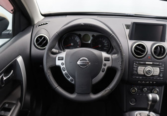 Подержанный автомобиль Nissan Qashqai 2008 года (14 фото)