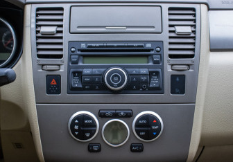 Подержанный автомобиль Nissan Tiida Hatchback 2012 года (13 фото)