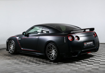Подержанный автомобиль Nissan GT-R 2011 года (7 фото)