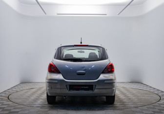 Подержанный автомобиль Nissan Tiida Hatchback 2011 года (6 фото)