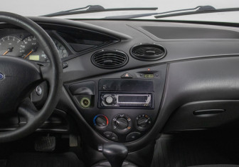 Подержанный автомобиль Ford Focus Sedan 2003 года (14 фото)