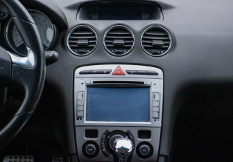 Подержанный автомобиль Peugeot 408 2014 года (14 фото)