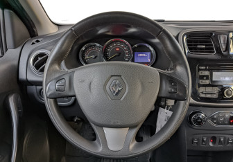 Подержанный автомобиль Renault Sandero 2016 года (21 фото)