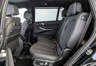 Подержанный автомобиль BMW X7 2024 года (18 фото)