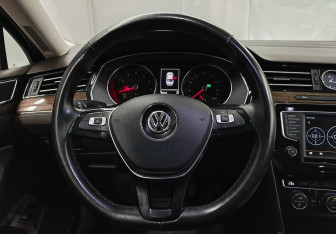 Подержанный автомобиль Volkswagen Passat Sedan 2015 года (12 фото)