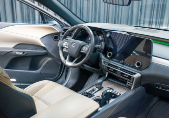 Подержанный автомобиль Lexus RX 2022 года (12 фото)