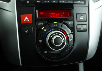 Подержанный автомобиль Kia Venga 2011 года (14 фото)