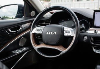 Подержанный автомобиль Kia K9 2022 года (19 фото)