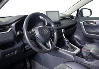 Подержанный автомобиль Toyota RAV4 2023 года (14 фото)