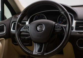 Подержанный автомобиль Volkswagen Touareg 2013 года (15 фото)