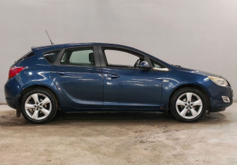 Подержанный автомобиль Opel Astra Hatchback 2011 года (4 фото)