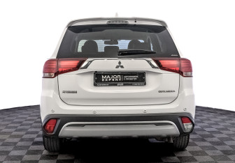 Подержанный автомобиль Mitsubishi Outlander 2019 года (6 фото)