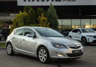 Подержанный автомобиль Opel Astra Hatchback 2011 года (2 фото)