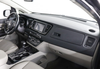 Подержанный автомобиль Kia Carnival 2020 года (8 фото)