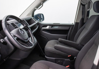 Подержанный автомобиль Volkswagen Caravelle 2016 года (8 фото)
