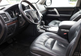 Подержанный автомобиль Toyota Land Cruiser Suv 2017 года (16 фото)