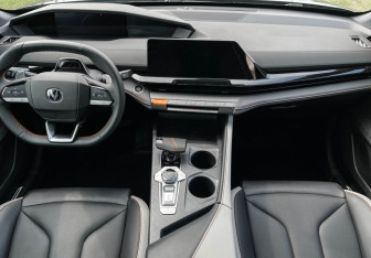 Подержанный автомобиль Changan UNI-V 2024 года (12 фото)
