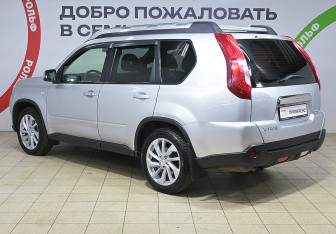 Подержанный автомобиль Nissan X-Trail 2011 года (6 фото)