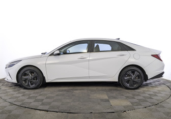 Подержанный автомобиль Hyundai Elantra Sedan 2021 года (8 фото)