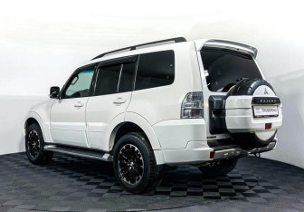 Подержанный автомобиль Mitsubishi Pajero 2012 года (7 фото)