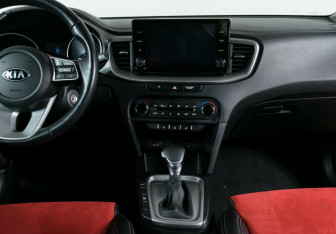 Подержанный автомобиль Kia Ceed Hatchback 2020 года (7 фото)