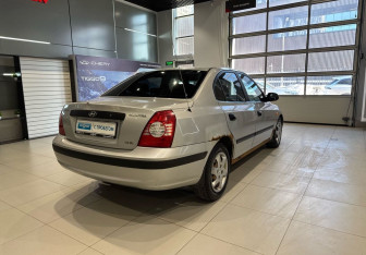 Подержанный автомобиль Hyundai Elantra Sedan 2005 года (4 фото)