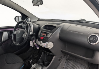 Подержанный автомобиль Peugeot 107 2012 года (13 фото)