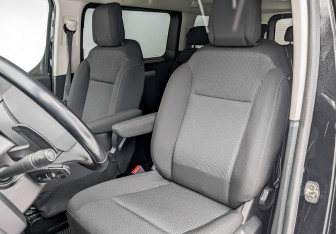 Подержанный автомобиль Peugeot Traveller 2022 года (18 фото)