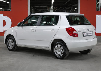 Подержанный автомобиль Skoda Fabia Hatchback 2013 года (7 фото)