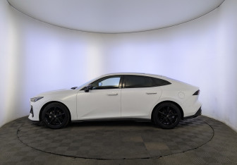 Подержанный автомобиль Changan UNI-V 2023 года (8 фото)