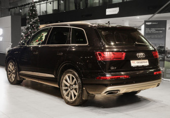 Подержанный автомобиль Audi Q7 2016 года (6 фото)