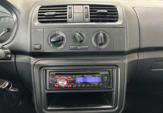 Подержанный автомобиль Skoda Fabia Hatchback 2011 года (17 фото)