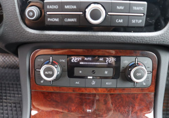 Подержанный автомобиль Volkswagen Touareg 2013 года (21 фото)