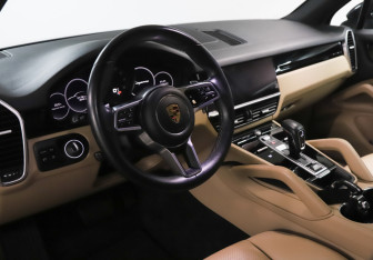 Подержанный автомобиль Porsche Cayenne 2020 года (13 фото)