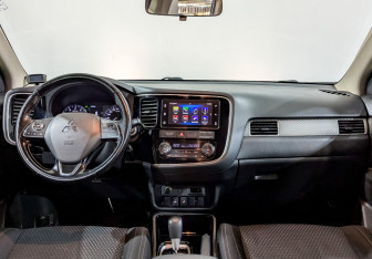 Подержанный автомобиль Mitsubishi Outlander 2018 года (14 фото)