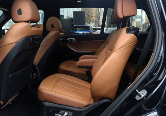 Подержанный автомобиль BMW X7 2022 года (10 фото)