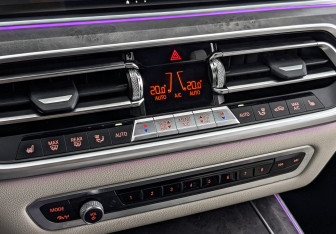 Подержанный автомобиль BMW X5 2021 года (21 фото)