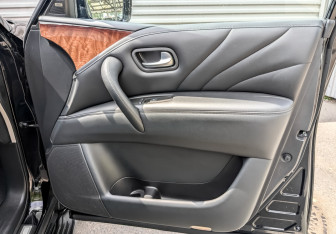 Подержанный автомобиль Infiniti QX80 2016 года (25 фото)